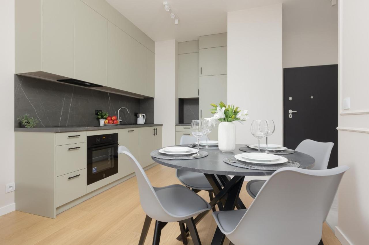 Wola Spacious Flat With Air Conditioning & Balcony By Noclegi Renters Varšava Exteriér fotografie